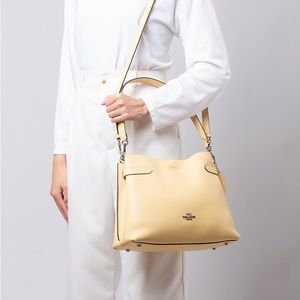 ✨NWT✨ Coach Leather Shoulder Crossbody Bag in Vanilla